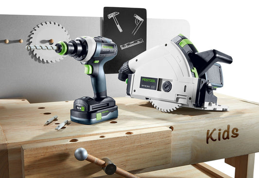 Festool Spielzeug Akku-Tauchsäge TY-TSC mit Bohrmaschine beim Sägen von Holz auf Werkbank