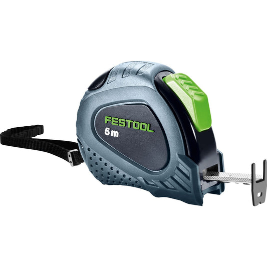 Festool Maßband MB 5m mit grünem Clip, ausgefahrener Stahlkern und schwarzer Gürtelschlaufe in Seitenansicht.