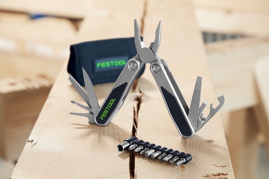 Festool Multitool MT-FT1 mit ausgeklappten Funktionen und Bit-Set auf Holzoberfläche, Pouch im Hintergrund