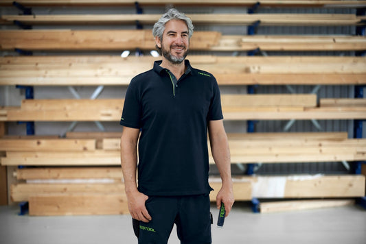 Festool Poloshirt Herren Dunkelblau mit grünen Details, Vorderansicht Trageposition