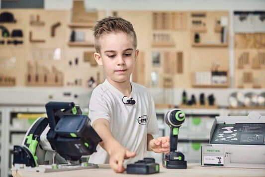 Festool TY-TPC Spielzeug Akku-Bohrschrauber mit Zubehör und Akku in Werkstatt-Umgebung