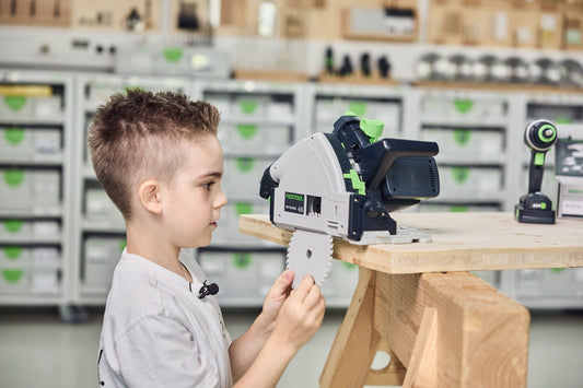 Festool Spielzeug Akku-Tauchsäge TY-TSC, Junge sägt Holz mit Kinderwerkzeug in Werkstatt