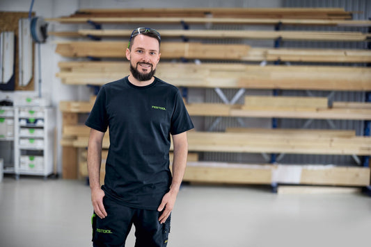 Festool T-Shirt SH-FT2 Unisex Rundhals dunkelblau mit grünem Logo, getragen in Werkstatt