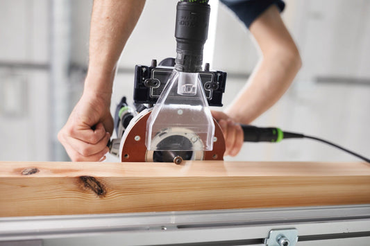 Festool Absaughaube mit transparentem Kunststoffgehäuse bei der Anwendung an Oberfräse auf Holzwerkstück