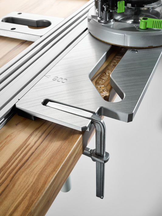 Festool APS 900 Arbeitsplattenschablone mit Aluminium-Profilen und grünen Spannhebeln bei der Anwendung an Holzplatte