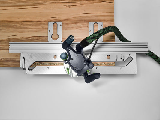 Festool APS 900/3 Arbeitsplattenschablone mit Aluminiumprofi und grünem Verbindungskabel auf Holzplatte montiert