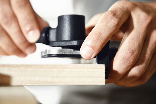 Festool Bohrschablone BS-KV D15 in Anwendung auf Holzwerkstück, Hand positioniert die Schablone präzise.