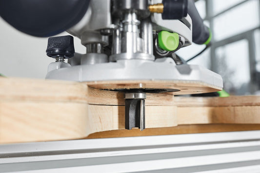 Festool Bündigfräser HW S8 D19/NL25 beim Schablonenfräsen auf Holzwerkstück mit Kugellager oben