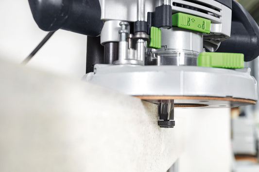 Festool OF 2200 EB Oberfräse beim Kantenfräsen mit absenkbarem Absaugring auf Holzwerkstück