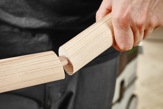Festool DOMINO Dübelstange Buche mit Führungsrippen, von Hand gezeigt, individuell zuschneidbar