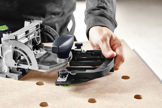 Festool Rundanschlag RA DF 500/700 in Anwendung am Holz-Rundstab, Bedienung durch Handgriff gezeigt.