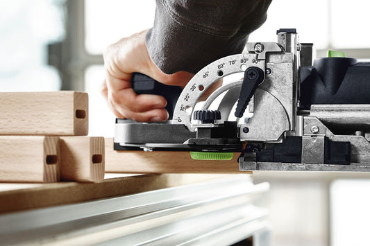 Festool Leistenanschlag LA-DF 500/700 mit Skala bei der Positionierung einer Holzleiste an Dübelfräse