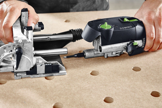 Festool DOMINO Fräser mit Hartmetallschneiden bei Dübelfräsung in Holz mit Anwendungsbeispiel