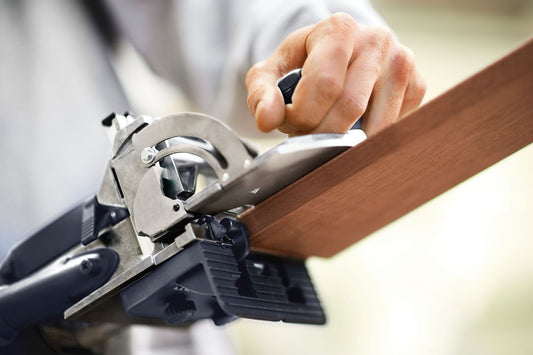 Festool Zusatzanschlag ZA-DF 500/700 bei Anwendung an Holzwerkstück mit Dübelfräse