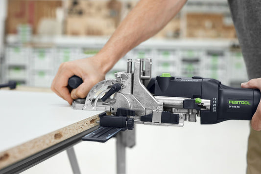 Festool Dübelfräse DOMINO DF 500 RQ-Plus bei Anwendung auf Holzwerkstück mit eingestellten Frästiefen