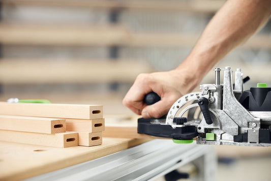 Festool DOMINO DF 500 Dübelfräse bei der Anwendung auf Holzwerkstück mit Pendelfräsprinzip