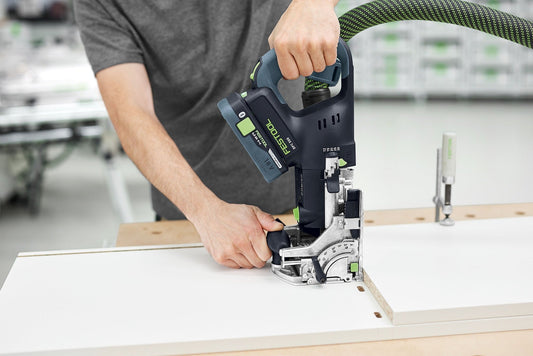 Festool Akku-Dübelfräse DOMINO DFC 500 in Anwendung beim Fräsen von Dübellöchern in Holzwerkstücke