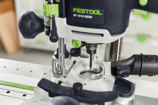 Festool Dübelbohrer HW mit Hartmetall-Fräser in Oberfräse OF 1010 beim Einsatz mit Zubehör