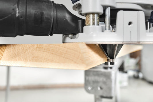 Festool Fasefräser HW beim Fräsen einer Fasenform an Holzkante mit Anlaufkugellager