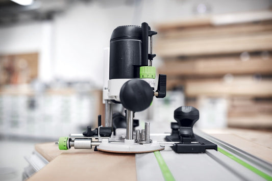 Festool Feineinstellung FE-FS/SZ-OF 1010 mit Führungsanschlag und Messskala auf Holzwerkstück montiert.