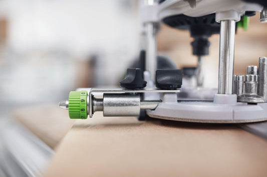 Festool FE-FS/SZ-OF 1010 Feineinstellung mit grüner Skalenskala auf Holzwerkstück montiert, Detailansicht.