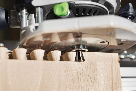 Festool Grat-/Zinkenfräser HW bei der Bearbeitung von Holz in Oberfräse mit Hartmetall-Schneiden