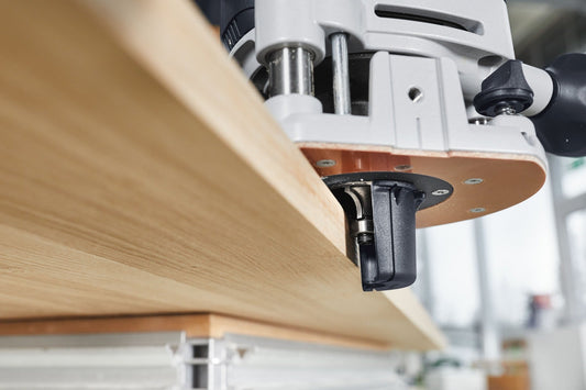 Festool Spanfänger KSF-OF an Oberfräse beim Fräsen von Holzkante, 360° drehbar