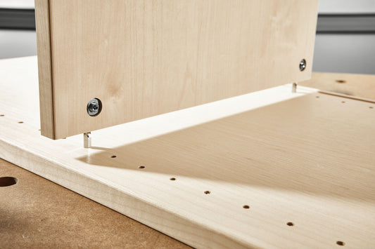 Festool Eckverbinder KV D8 Anwendungsbeispiel bei Möbelkonstruktion mit Dübellöchern in Holzplatte