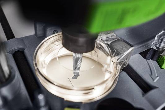 Festool OF 1400 EBQ-Plus Absaughaube mit integriertem LED-Lichtring und Spanfänger für optimale Absaugung beim Kantenfräsen
