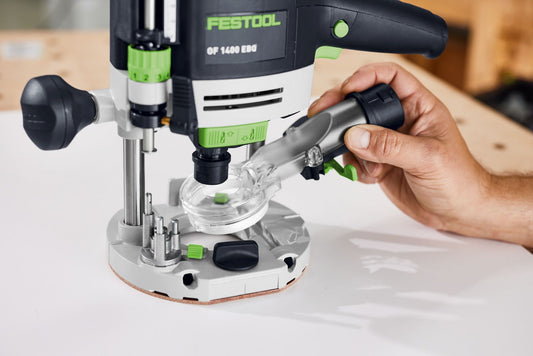 Festool OF 1400 Oberfräse mit Absaughaube und LED-Lichtmodul in Anwendung auf Werkstück