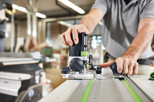 Festool OF 1010 REBQ-Plus Oberfräse mit LED-Lichtring beim Fräsen auf Werkstück in Werkstatt