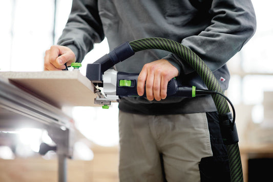 Festool Frästisch FT-MFK 700 1,5° Set in Anwendung beim Bündigfräsen von Kantenumleimern an Holzwerkstück