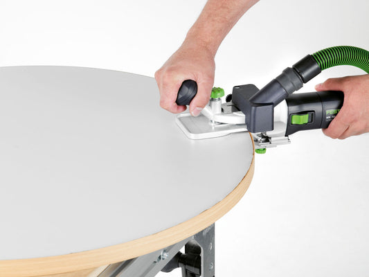 Festool MFK 700 Frästisch mit 1,5° Neigung beim Bündigfräsen von Kantenumleimer