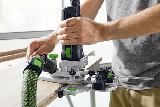 Festool MFK 700 EQ-Plus Kantenfräse in Anwendung beim Fräsen einer Holzkante mit modularem Frästisch