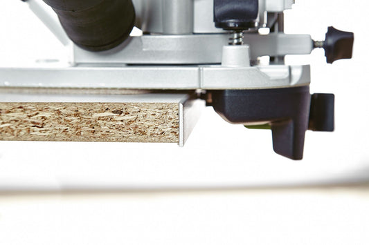Festool MFK 700 Kantenfräse beim Bündigfräsen von Spanplatte mit Kantenüberschuss und Absaugung.