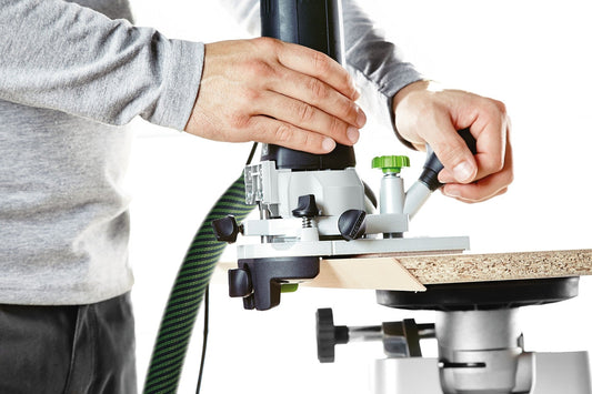 Festool Planfräser HW wird an Oberfräse angebracht, Anwendung beim Fräsen von Holzwerkstück mit Absauganlage