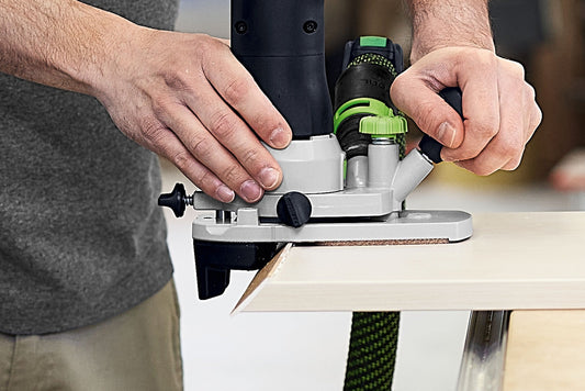 Festool MFKC 700 KA Kantenfräse mit grünem Drehzahlregler beim Fräsen einer Holzkante