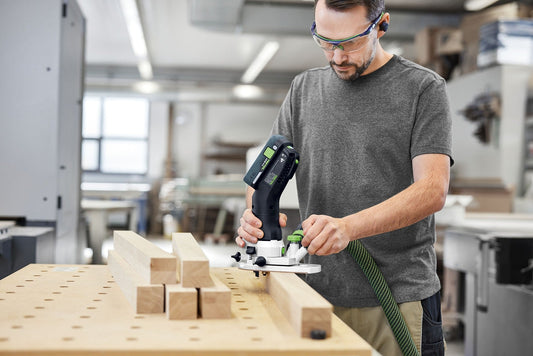 Festool Akku-Modul-Kantenfräse MFKC 700 EB beim Kantenfräsen an Holzwerkstücken mit Frästisch