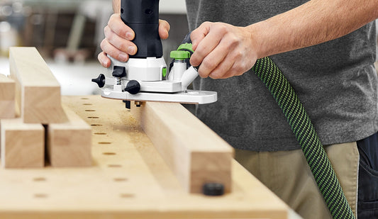 Festool MFK 700 EQ-Plus Kantenfräse bei Kantenbearbeitung an Holzwerkstück mit Feineinstellung.