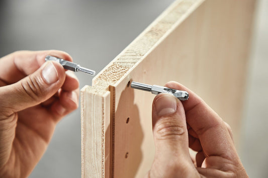 Festool Mittelseitenverbinder MSV D8/25 wird mit Inbusschlüssel in Holzwerkstück eingedreht