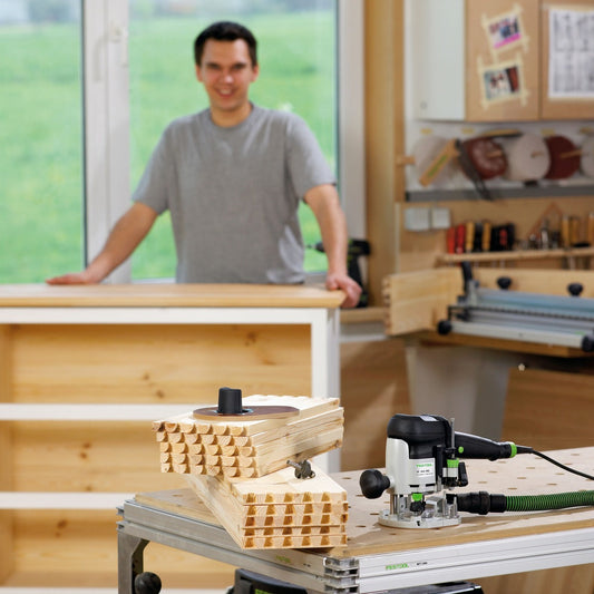 Festool VS 600 GE Verbindungssystem mit Oberfräse bei Holzverbindungsarbeiten in der Werkstatt
