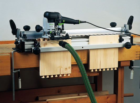 Festool VS 600 GE Verbindungssystem bei Holzverbindungen mit Oberfräse auf Werkbank montiert.