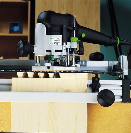 Festool OF 1010 EBQ Oberfräse mit Verbindungssystem beim Fräsen von Schwalbenschwanzzinken in Holzwerkstück