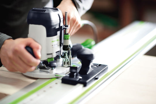 Festool Oberfräse mit Führungsschiene und Anschlag bei Präzisionsarbeit auf Werkstück mit Messskala