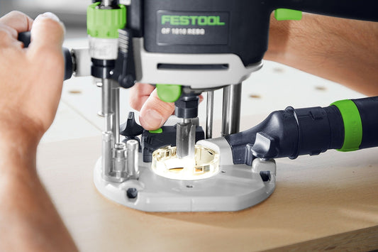 Festool Oberfräse OF 1010 REBQ-FS beim präzisen Fräsen mit LED-Licht und Führungsschiene im Einsatz