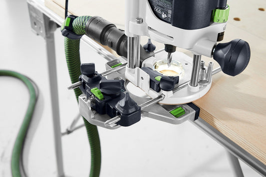 Festool OF 1010 REBQ-Plus Oberfräse mit LED-Lichtring und Absauganlage beim Präzisionsfräsen