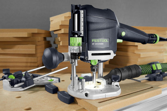 Festool OF 1010 R Oberfräse mit Lichtmodul LM-OF 1010 R auf Holzwerkstück, LED-Ringleuchte sichtbar
