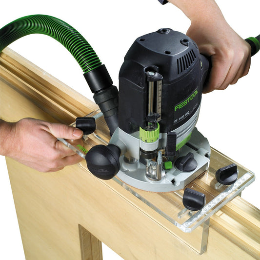 Festool OF-FH 2200 Fräshilfe bei der Anwendung an Holzwerkstück mit Absaugschlauch