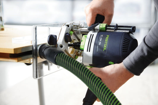 Festool Fräshilfe OF-FH 2200 in Anwendung an Werkstückbearbeitung mit grünem Schlauch