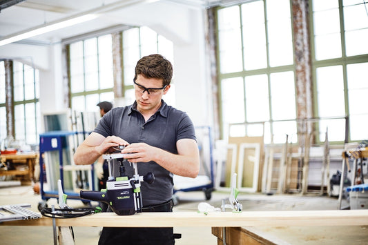 Festool Zentrierdorn ZD-OF/D 6,35+8 wird in einer Werkstatt in eine Oberfräse eingebaut